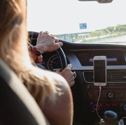 5 Barang yang Tidak Boleh Disimpan di Laci Dashboard Mobil, Ada yang Bikin Meledak!