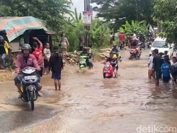Jalan Gandus Palembang Ambles Dampak Luapan Sungai Dikeluhkan Warga