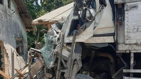 Truk Tronton Tabrak Rumah dan Kios di Cianjur, 2 Orang Meninggal
