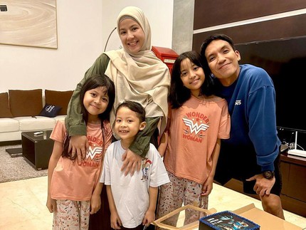 7 Potret Desta dan Natasha Rizky Dampingi Putranya Sunat, Sempat Takut Gara-gara...