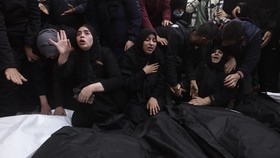 FOTO: Israel Makin Bengis Bantai Warga Gaza, 20 Ribu Orang Tewas