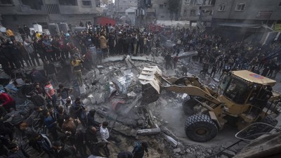 Pada bulan pertama serangannya ke Gaza, Israel dilaporkan telah menjatuhkan ratusan bom seberat 900 kilogram ke Gaza.