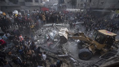 Sebulan Pertama Perang, Israel Luncurkan Ratusan Bom 900 Kg ke Gaza Pada bulan pertama serangannya ke Gaza, Israel dilaporkan telah menjatuhkan ratusan bom seberat 900 kilogram ke Gaza.