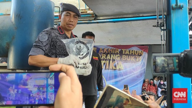 Kue ganja yang diduga menyasar anak-anak disebut dikirim dari Medan ke Makassar menggunakan jasa pengiriman.