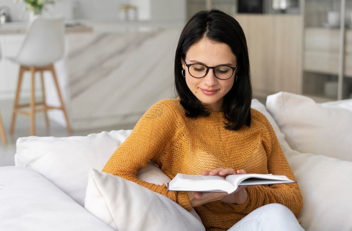 Membaca Banyak Buku/Foto: freepik.com/freepik