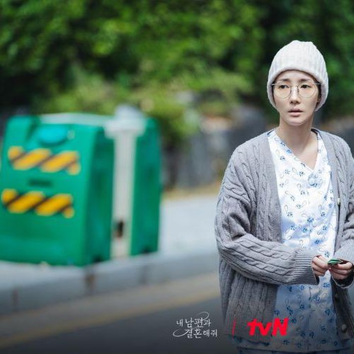 <p>Nah, di foto ini, karakter Park Min Young terlihat tirus sekali, ditambah make-up realistis yang membuatnya tampak benar-benar sakit. (Foto: Dok. Instagram @tvn_drama)</p>
