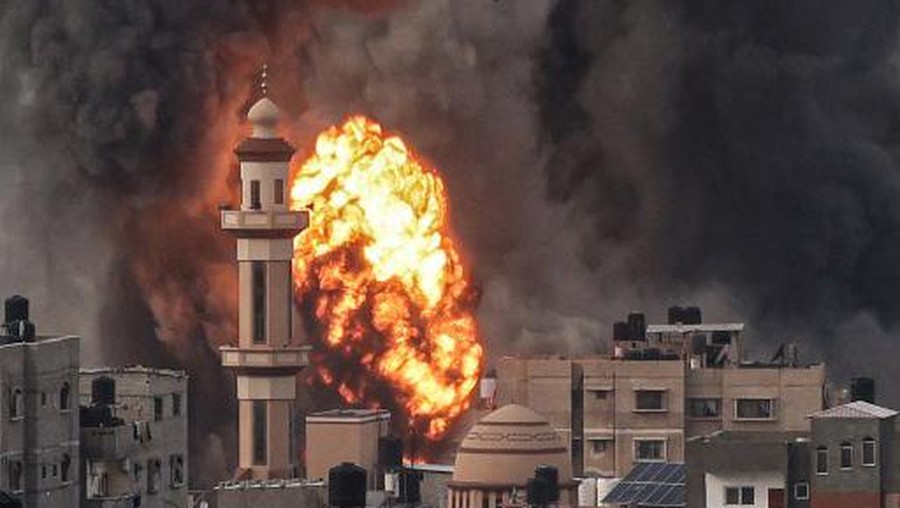 PALESTINIAN-ISRAEL-GAZA-CONFLICT A fireball erupts after Israeli strike over Rafah in the southern Gaza Strip on December 20, 2023, amid ongoing battles between Israel and the Palestinian militant group Hamas. (Photo by SAID KHATIB / AFP)