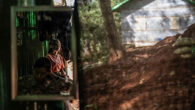 FOTO: Para Puan Gigih Melawan Junta Militer Myanmar di Garis Depan