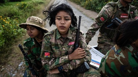 FOTO: Para Puan Gigih Melawan Junta Militer Myanmar di Garis Depan