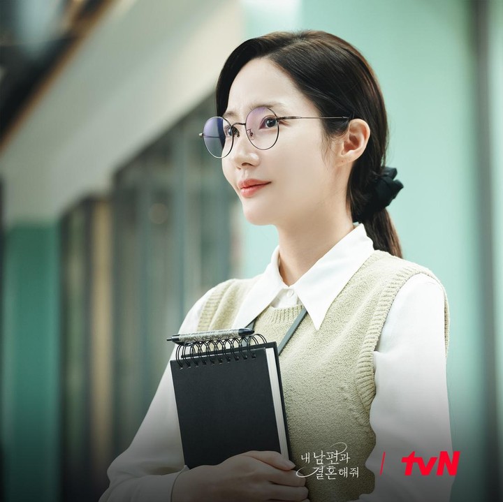 <p>Dalam drama Korea Marry My Husband, Park Min Young berperan sebagai Kang Ji Won, perempuan yang mengalami sakit kanker. Untuk mendalami peran ini, Park Min Young melakukan diet ketat hingga bobot tubuhnya turun menjadi 37 kg. (Foto: Instagram @tvn_drama)</p>