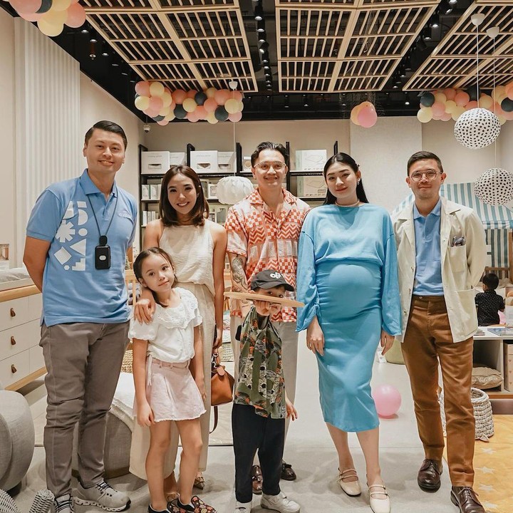 <p>Calon anak keduanya dengan Billy Davidson ini diketahui berjenis kelamin perempuan, Bunda. Wah, lengkap sudah keluarga kecil ini dengan satu anak laki-laki dan satu anak perempuan. (Foto: Instagram: @pattdevdex)</p>