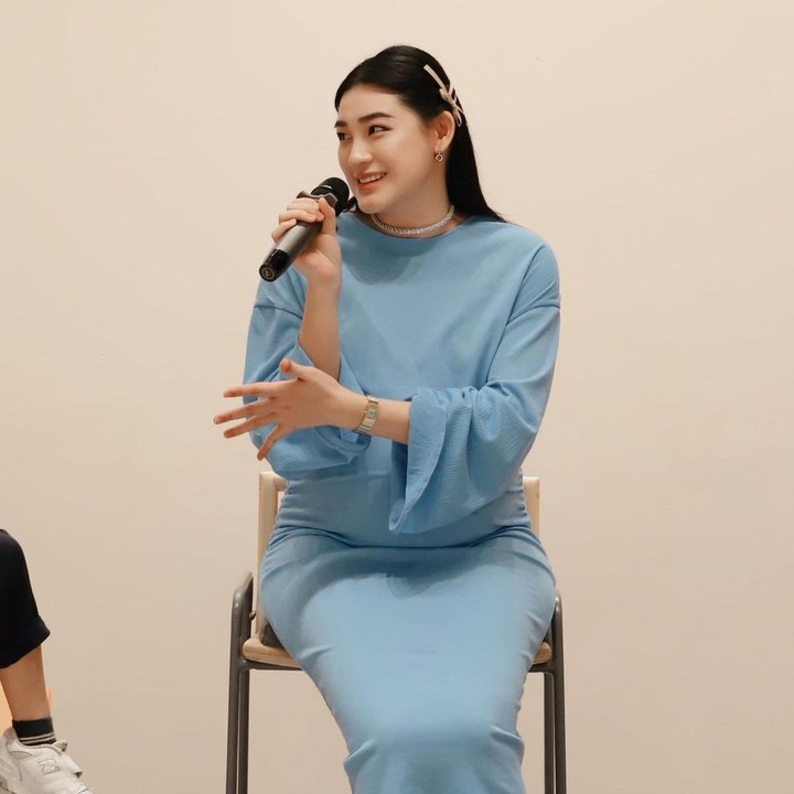 <p>Di trimester ketiga kehamilan ini, Devina mulai rutin melakukan prenatal yoga dan berbagai persiapan jelang persalinan. Kita doakan bumil cantik ini sehat selalu hingga persalina ya, Bunda. (Foto: Instagram: @pattdevdex)</p>