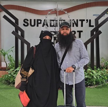 Tak Bahagia Terkenal & Banyak Harta, 7 Potret Peggy Melati Temani Suami Urus Ternak