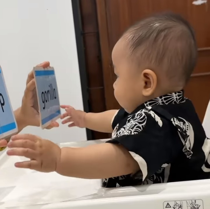 <p>Rinni dan Jevin pun kerap mengunggah potret menggemaskan Clef pada laman media sosial. Di usianya yang baru 8 bulan ini, Clef bahkan sudah diajari membaca, lho. (Foto: Instagram: @rinni_w)</p>