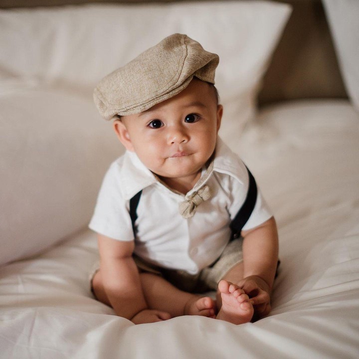 <p>Clef sendiri kini sudah tumbuh semakin besar, Bunda. Umurnya pun sudah genap 8 bulan. "Sudah 8 bulan nih Clef? Kenapa cepat banget?" tulis Rinni pada laman Instagram seraya mengunggah potret sang putra. (Foto: Instagram: @rinni_w)</p>