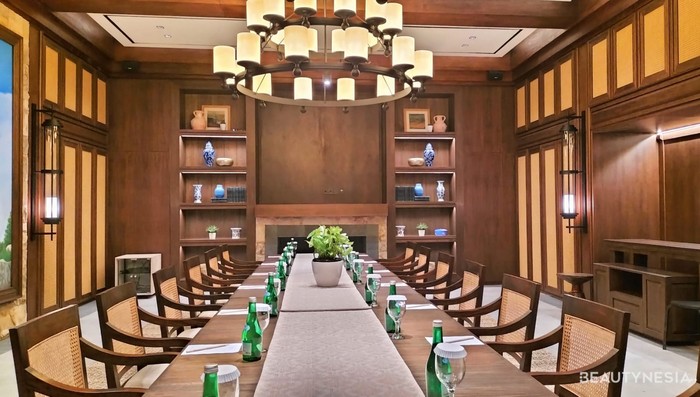 Menariknya, di Plataran Puncak ini setiap ruangannya diberi nama sesuai beberapa wilayah di Puncak, Bogor. Venue and dining 2 lantai ini bisa menampung tamu lebih dari 300 orang. Cocok untuk pernikahan, social gathering, maupun MICE convention. 