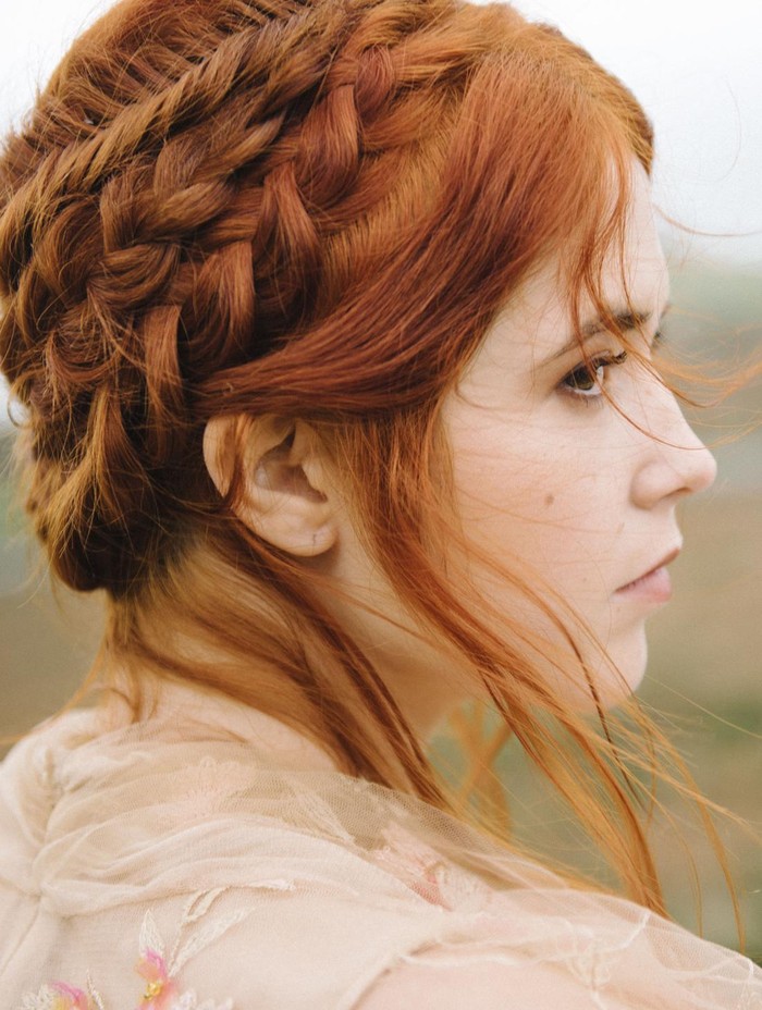 Cara membuat kepang sanggul dapat dengan membuat kepangan sederhana dan bungkus rambut menjadi sanggul. Kamu dapat mebarkan kepangan untuk memberikan dimensi ekstra./ Foto: freepik.com/wirestock