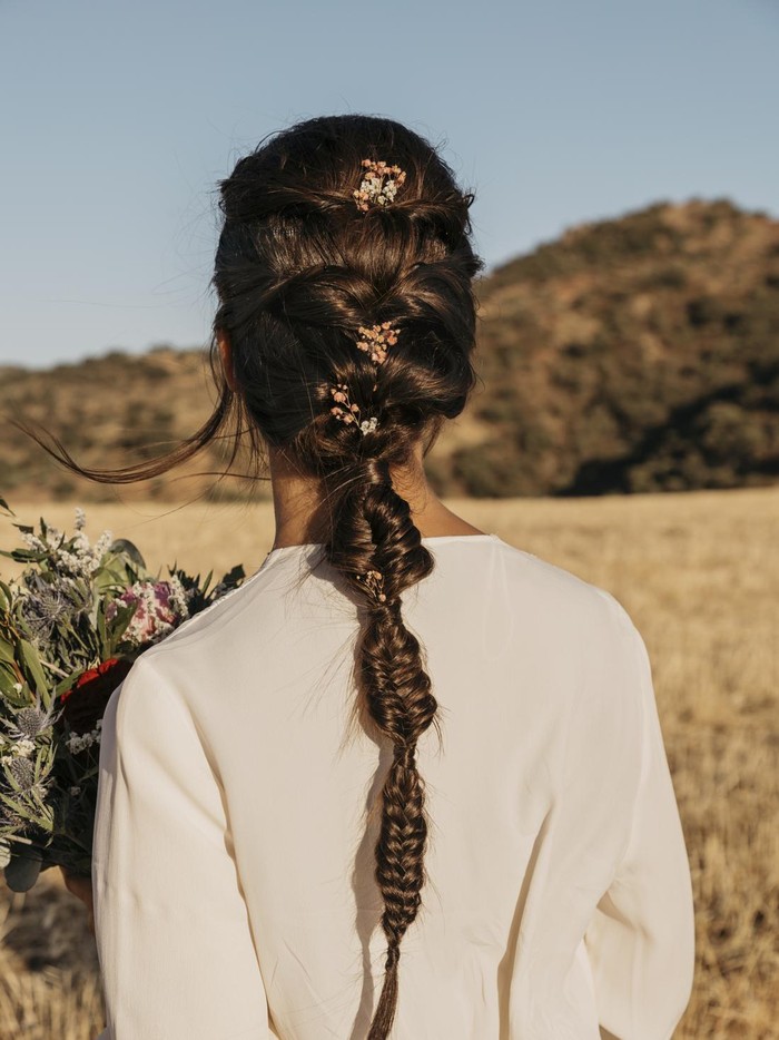 Kepang boho dapat dibuat dengan longgar dan berantakan untuk tampilan bohemian. Tambahkan aksesoris seperti headband atau bunga untuk sentuhan boho yang lebih kuat./ Foto: freepik.com/freepik
