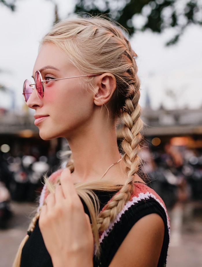 Kepang French adalah gaya rambut klasik dan sangat cocok untuk hampir semua moment. Kepang jenis ini dapat meningkatkan keanggunan dan membuat kamu tampil lebih feminim./ Foto: freepik.com/lookstudio