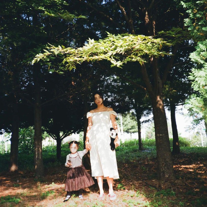 <p>Sebelum kelahiran anak kedua, Kang Sora mengaku ingin menghabiskan banyak waktu dengan Si Sulung. Salah satu hal yang mereka lakukan adalah mengadakan sesi foto bersama. (Foto: Instagram: @reveramess_)</p>