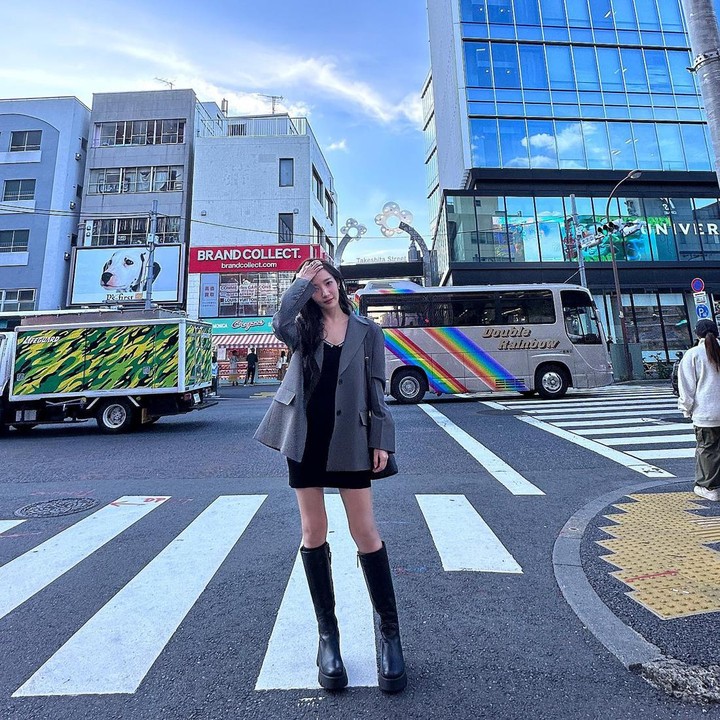 <p>Sempat mengonsumsi apel dan air saja selama tiga hari saat diet ketat untuk drama Korea terbarunya, Park Min Young di sini tampak menikmati hari dengan berfoto-foto di pertengahan kota, Bunda. (Foto: Instagram @rachel_mypark)</p>