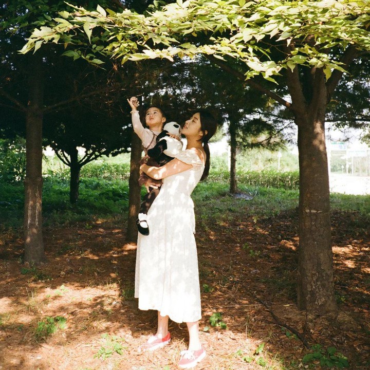 <p>Sesi foto bersama ini juga terlihat sangat menyenangkan karena Dami memang senang berfoto. Kang Sora merasa sangat bersyukur karena momen ini akan menjadi kenangan indah untuk dirinya dan keluarga. (Foto: Instagram: @reveramess_)</p>
