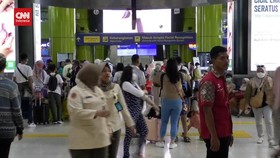 VIDEO: Libur Nataru, Penumpang KA di Stasiun Gambir Membludak