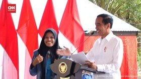 VIDEO: Momen Lucu Mahasiswi Sempat Tolak Sepeda dari Jokowi
