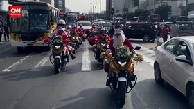 VIDEO: Kala Polisi Menjelma Sinterklas Hibur Bocah-bocah Peru
