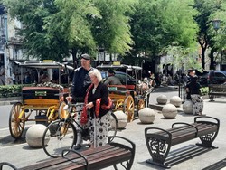 Lagi Ngehits di Malioboro Nih, Turis Foto-foto Pakai Baju Adat Jawa