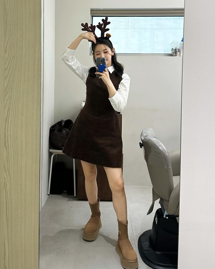 Beauties bisa tampil lebih formal dengan balutan kemeja putih dan overall dress warna coklat seperti Park So Dam. Kamu juga bisa memakai headpiece bentuk tanduk rusa untuk look yang lebih manis dan cute./ Foto: instagram.com/imsodamm