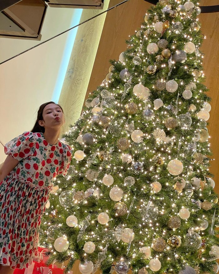Beauties ingin look yang lebih feminin namun tetap ceria di Hari Natal nanti? Mini dress motif floral seperti Jennie BLACKPINK ini bisa banget kamu tiru./ Foto: instagram.com/jennierubyjane