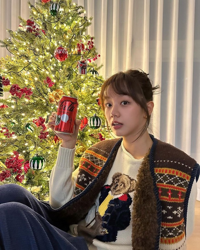 Berkumpul di rumah bersama keluarga saat Natal? Cukup dengan long sweater dan knitted vest, gaya santai ala Hyeri ini bisa banget kamu tiru!/ Foto: instagram.com/hyeri_0609
