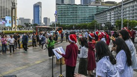 FOTO: Syahdunya Alunan Lagu ala Christmas Carol Rayakan Natal 2023