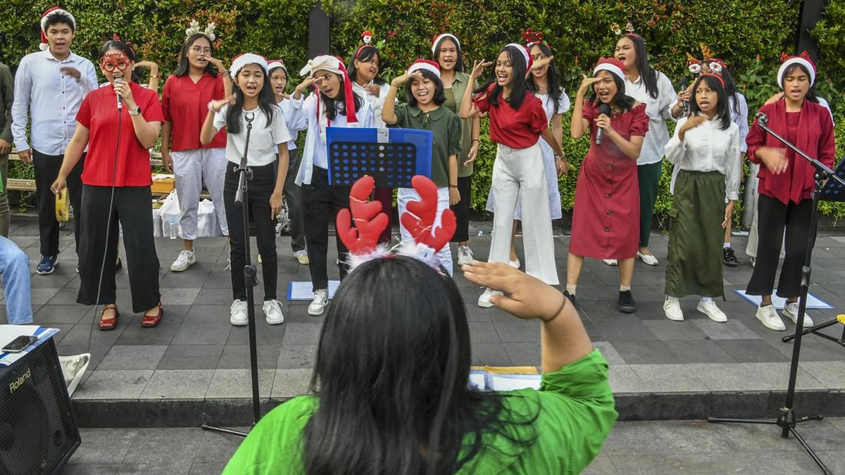 FOTO: Syahdunya Alunan Lagu ala Christmas Carol Rayakan Natal 2023