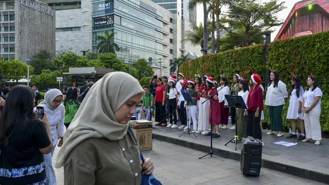 FOTO: Syahdunya Alunan Lagu ala Christmas Carol Rayakan Natal 2023