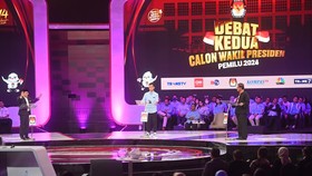 Gibran Bungkukkan Badan ke Cak Imin dan Mahfud Usai Jawab soal IKN