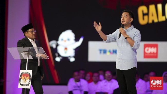 Menteri BKPM Bahlil Lahadalia tertawa usai Gibran Rakabuming Raka memberikan penjelasan kepada Muhaimin Iskandar soal SGIE pada debat Pilpres 2024.