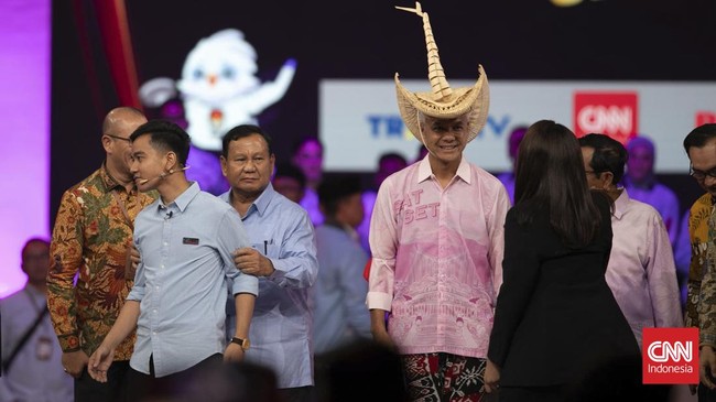 Ganjar ungkap alasan ia dan Mahfud MD ganti baju dari pakaian adat ke kemeja lengan panjang pink dan ungu dalam debat cawapres 2024.