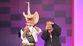 Makna Baju Adat Ganjar-Mahfud saat Debat Cawapres