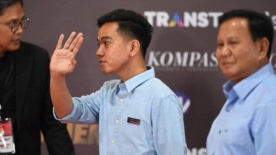 Prabowo Peluk dan Tepuk Pundak Gibran Usai Paparkan Visi Misi Calon presiden nomor urut 2 Prabowo Subianto menepuk pundak Gibran Rakabuming Raka setelah menyampaikan visi misi di debat Pilpres 2024.