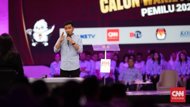 Sejumlah tokoh, seperti Ridwal Kamil hingga Emil Dardak tampak membisiki cawapres nomor urut 2 Gibran jelang segmen 2 debat cawapres mulai. 
