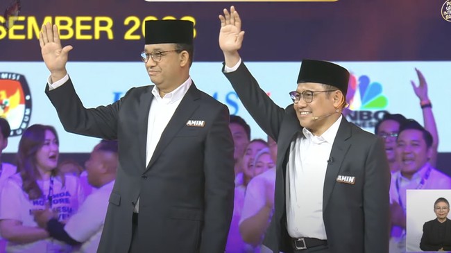 Berdasarkan pantauan CNNIndonesia.com di lokasi, saat Gibran menyinggung konsistensi Imin soal IKN, Anies terlihat langsung menggeleng-gelengkan kepala.