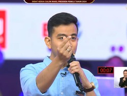 Gibran Beri Simbol Finger Heart Seusai Sampaikan Visi-Misi