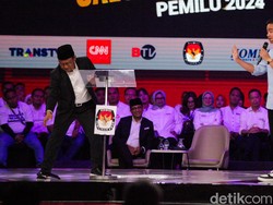 Mic Cak Imin Jatuh, Gibran Spontan Tertawa