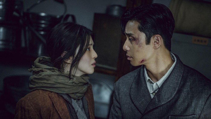 Gyeongseong Creature (Kiri ke kanan) Han So Hee sebagai Yoon Chae Ok, Park Seo Joon sebagai Jang Tae Sang, dua pemeran utama drama Korea Netflix Gyeongseong Creature. Bagian pertama serial ini tayang 22 Desember 2023.