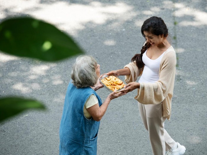 Penelitian menunjukkan bahwa melakukan tindakan kebaikan atau kemurahan hati adalah cara pasti untuk merasa lebih bahagia.
