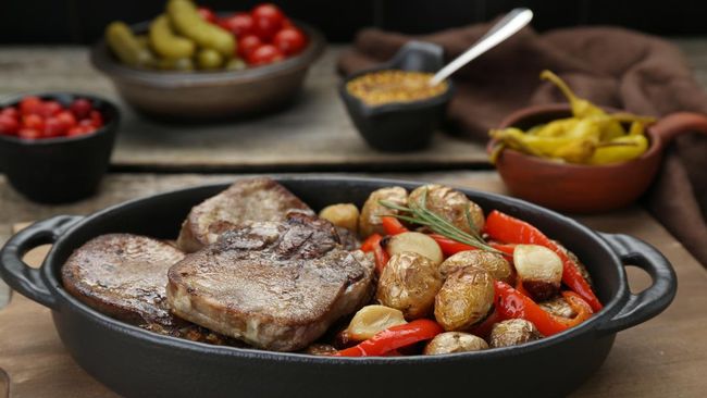 Banyak orang enggan memasak lidah sapi karena bahan makanan ini cenderung keras dan seringkali amis. Begini cara memasak lidah sapi.