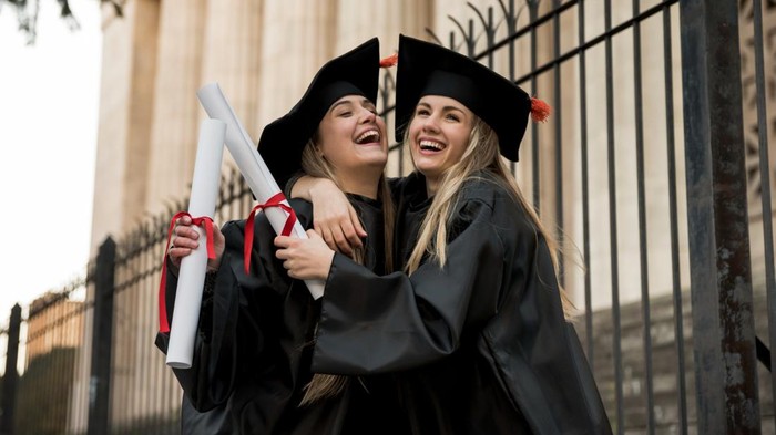 BeauPicks: Nggak Melulu Bunga, Ini 5 Rekomendasi Kado yang Bermanfaat untuk Teman Wisuda