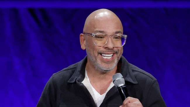 Komedian Jo Koy yang pernah viral dengan stand-up aksen warga Asia jadi pemandu acara Golden Globe Awards 2024.